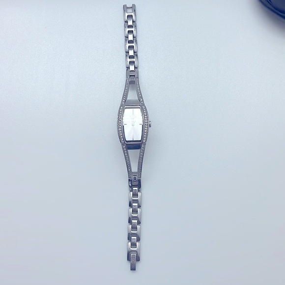 FEMININE Ladies silver Guess watch - Picture 2 of 6